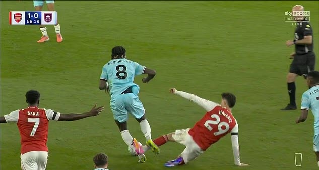 Pha truy cản từ phía sau của Havertz với Ugochukwu