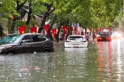 Nhiều ôtô mắc kẹt giữa biển nước ở Quảng Ninh