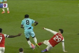Havertz của Arsenal thoát thẻ đỏ may mắn, tranh cãi VAR không "bẻ còi" trọng tài