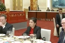 Cuộc đời 'huyền thoại' của Chu Quần Phi - nữ tỷ phú ngồi giữa Elon Musk và Tim Cook