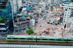 Đại công trường Vành đai 2,5 'áp sát' đường Nguyễn Trãi, nhà dân khẩn trương tháo dỡ di dời