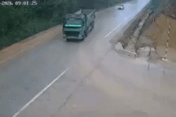 CSGT Hà Nội cho tài xế xem clip tai nạn, nhiều người 'giật mình'
