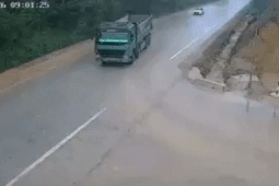 CSGT Hà Nội cho tài xế xem clip tai nạn, nhiều người  ' giật mình ' 