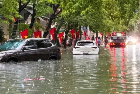 Nhiều ôtô mắc kẹt giữa biển nước ở Quảng Ninh