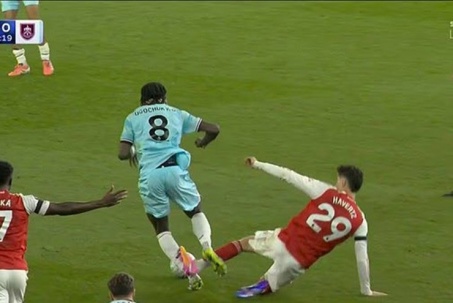Havertz của Arsenal thoát thẻ đỏ may mắn, tranh cãi VAR không "bẻ còi" trọng tài