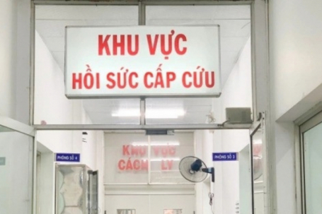 Giữa đêm rắn độc bò vào giường cắn khiến bé trai đang ngủ nguy kịch