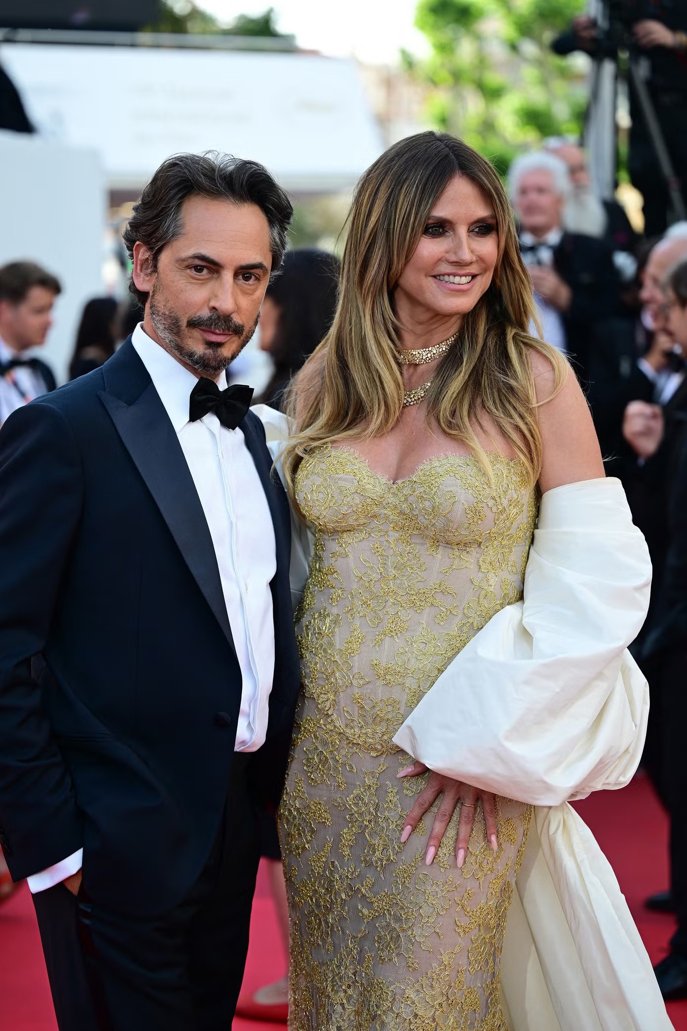 Siêu mẫu Đức Heidi Klum diện mẫu váy “nửa kín nửa hở”, điểm xuyết họa tiết thêu ánh vàng cùng chiếc áo choàng trắng dài. Tuy vậy, nhiều người cho rằng tổng thể trang phục vẫn chưa đủ sức tạo hiệu ứng bùng nổ.