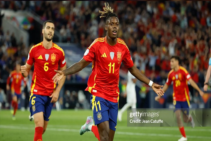 Nico Williams ăn mừng bàn thắng cùng Mikel Merino (trái) tại bán kết Nations League 2025.