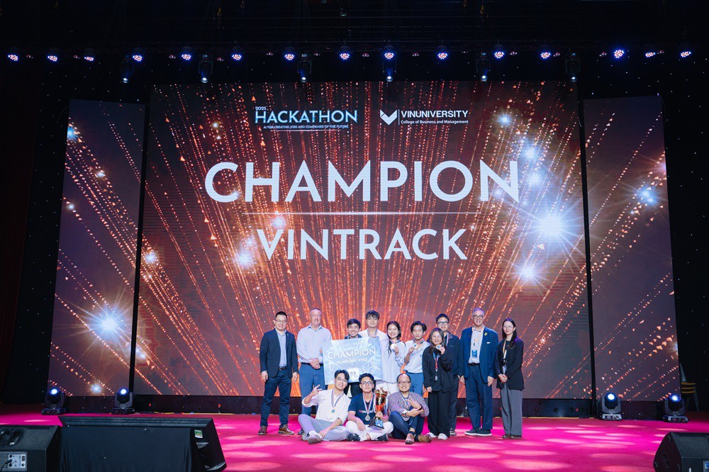 
Top 30 đội xuất sắc sẽ được tài trợ để đến tranh tài trực tiếp tại Trường Đại học VinUni (Hà Nội). Ảnh minh họa: Đội thi đoạt giải quán quân của cuộc thi VinUni Hackathon 2025. Ảnh: Trường ĐH VinUni.