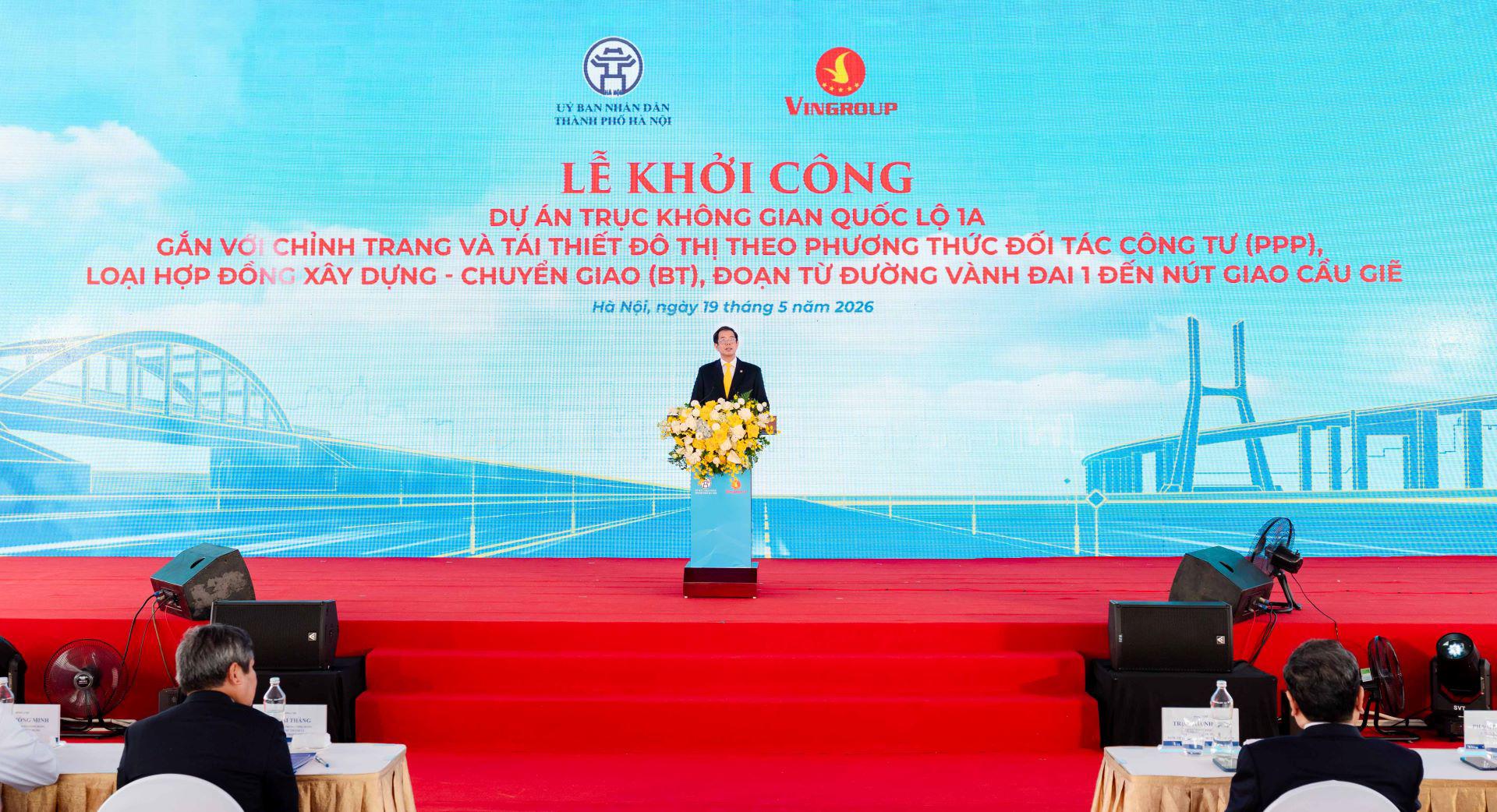 Ông Nguyễn Việt Quang – Phó Chủ tịch Hội đồng Quản trị kiêm Tổng giám đốc Tập đoàn Vingroup phát biểu báo cáo về dự án