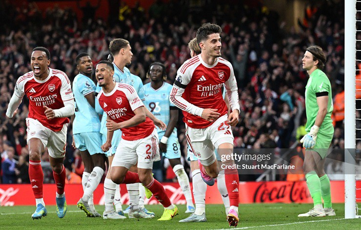 Arsenal thắng tối thiểu Burnley, qua đó tiếp tục gây áp lực lớn lên Man City trong cuộc đua vô địch