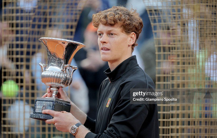 Jannik Sinner rạng rỡ nâng cao chiếc cúp vô địch danh giá tại Rome Open 2026