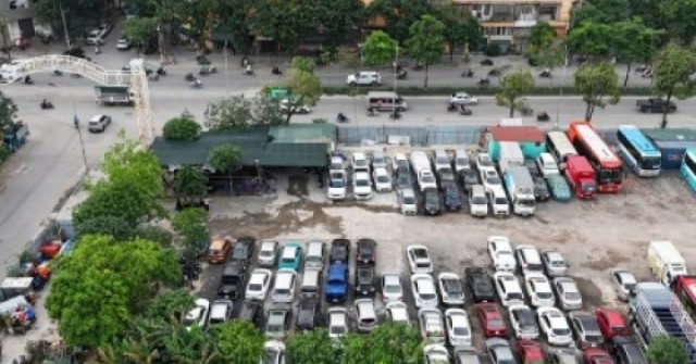 Bãi xe không phép mọc trên đất dự án ở Hoàng Mai, người dân thấp thỏm lo cháy nổ