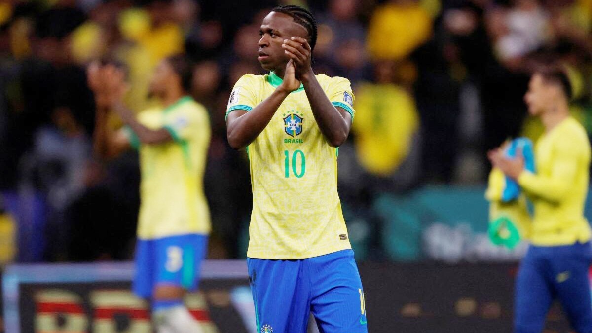 ĐT Brazil vượt qua vòng bảng khá chật vật