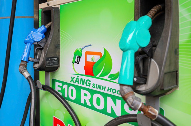 Các cửa hàng bắt buộc phải hoàn tất chuyển đổi bán xăng E10 từ ngày 1/6. (Ảnh: Minh Đức).
