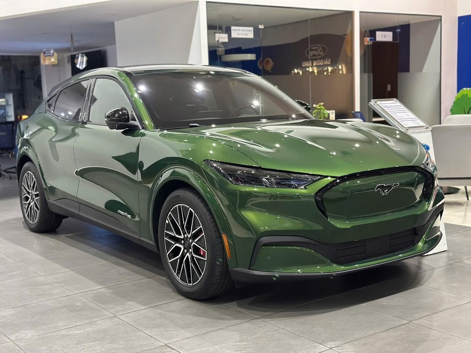 Giảm giá sâu gần 1 tỷ đồng liệu Ford Mustang Mach E có tạo nên doanh số tốt - 1