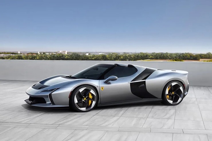 Ferrari HC25 siêu phẩm độc bản mới nhất của hãng và là sự kết hợp khéo léo giữa ngôn ngữ thiết kế của F80 và 12Cilindri trên nền tảng của dòng xe mui trần động cơ đặt giữa V8 thuần cơ khí cuối cùng.
