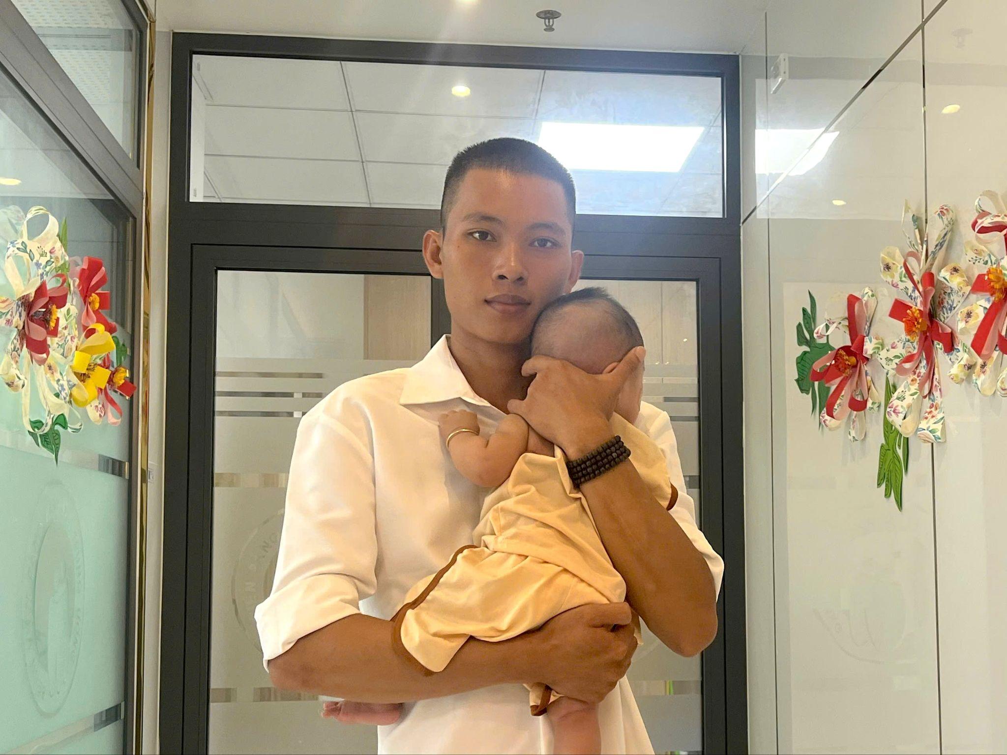 Hành trình đi tìm diện mạo mới cho con của anh Tuấn Vũ đã được tiếp sức bằng sự nhân ái của đội ngũ y bác sĩ và nhà tài trợ