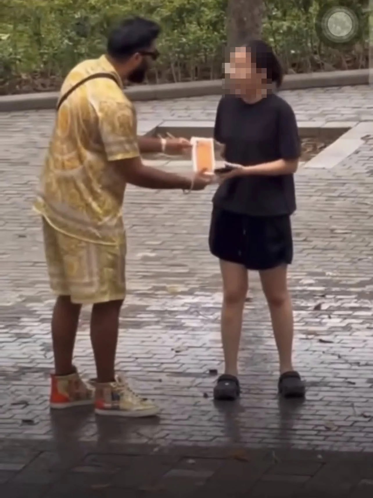 Hình ảnh&nbsp;Master Sanker tặng quà cho người lạ. Ảnh: MXH