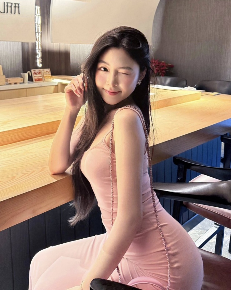 Đầm ôm sát giúp Lọ Lem khoe body 'thắt đáy lưng ong' - 1