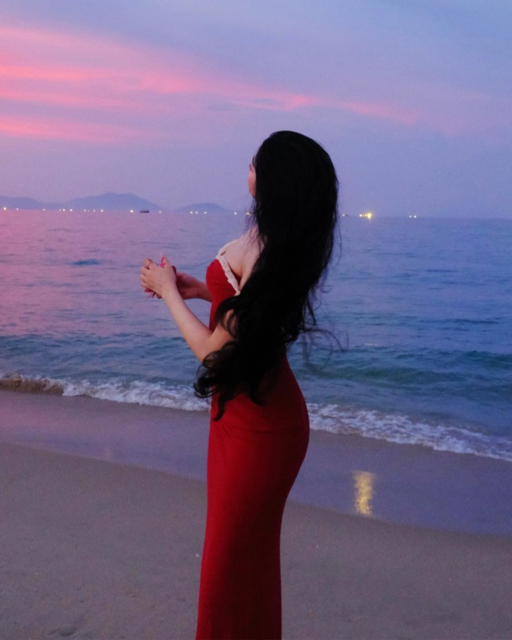 Đầm ôm sát giúp Lọ Lem khoe body 'thắt đáy lưng ong' - 5