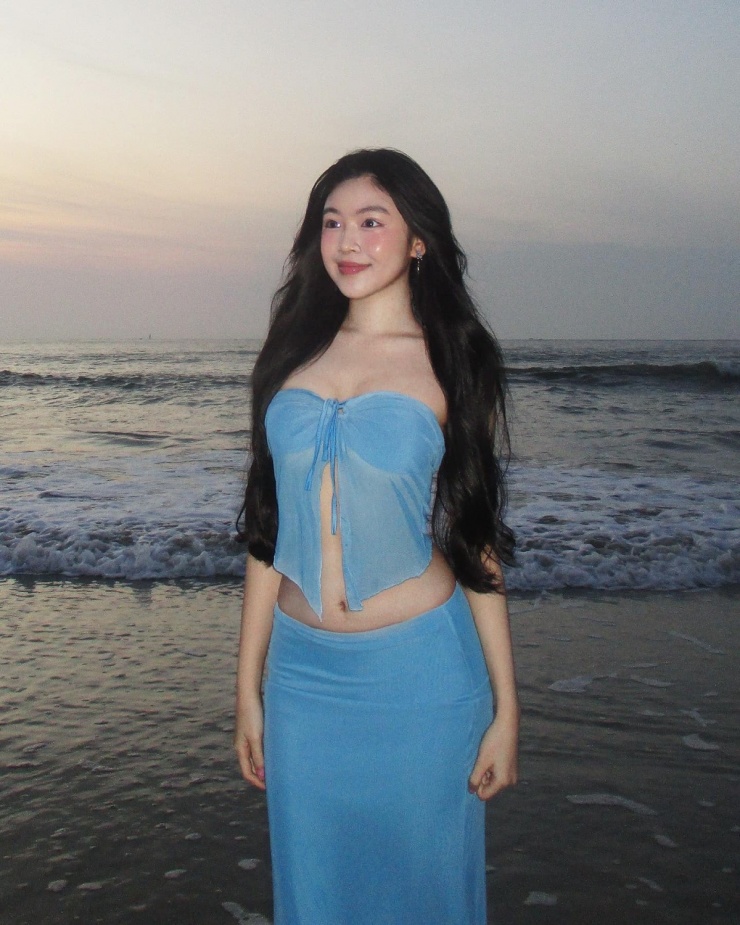 Đầm ôm sát giúp Lọ Lem khoe body 'thắt đáy lưng ong' - 9