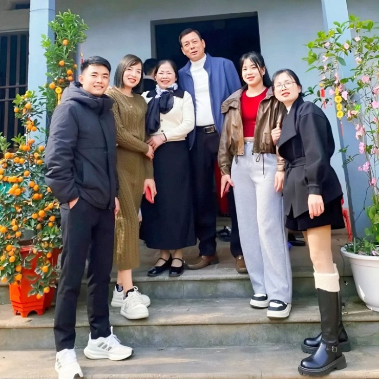 Chị em chị Giang chụp ảnh kỷ niệm bên bố mẹ 
