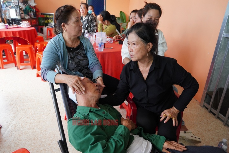 Ba của nạn nhân không thể đứng vững trước cảnh mất vợ, mất con và cháu.