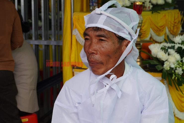 Người thân, hàng xóm ai nấy đều bàng hoàng trước cảnh tượng đau lòng tại gia đình bà T.