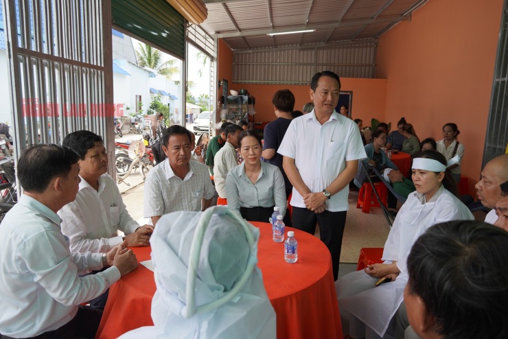 Ông Trần Thế Anh, Chủ tịch UBND xã Hậu Thạnh, đến thăm hỏi và chia buồn cùng gia đình nạn nhân