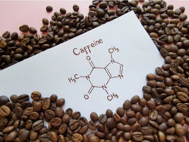 Caffeine không phải là hoá chất để tổng hợp ra ma tuý, mà là chất độn được trộn vào ma tuý thành phẩm để tăng thể tích sản phẩm và giảm chi phí sản xuất. (Ảnh minh họa)