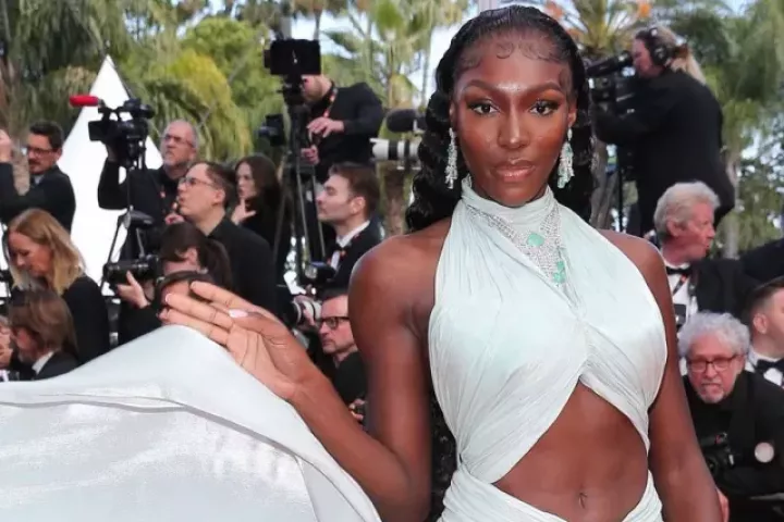 Dàn hoa, á hậu mặc váy xẻ táo bạo ở Cannes