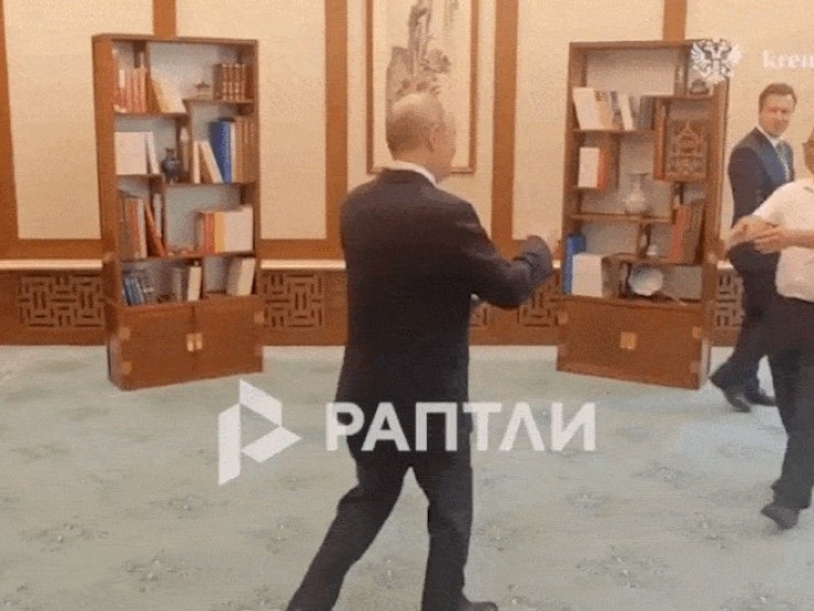 Ông Putin gặp lại 'cậu bé' Trung Quốc từng chụp ảnh cùng cách đây 26 năm