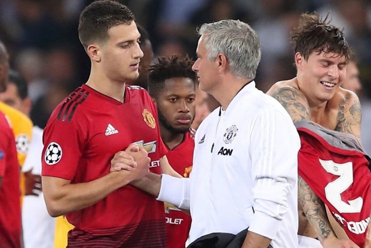 Mourinho yêu cầu mua 2 cầu thủ cho Real Madrid, bao gồm Dalot của MU