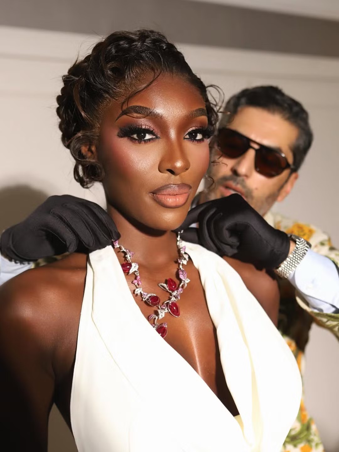 Olivia Yacé tại sự kiện Golden Lumière Awards nằm trong khuôn khổ Liên hoan phim Cannes 2026. Người đẹp được ê-kíp chăm chút vẻ ngoài kỹ lưỡng.