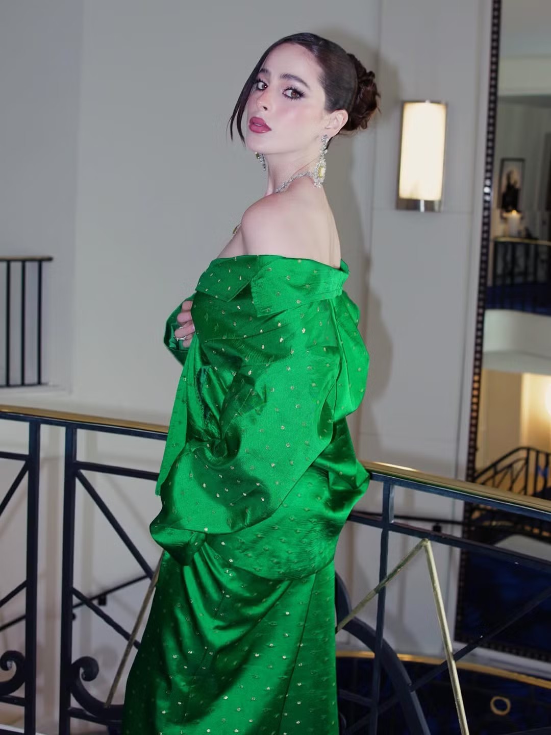 Fatima Bosch có nhiều hoạt động tại Cannes năm nay. Cô đầu tư hình ảnh cầu kỳ, chuyên nghiệp.