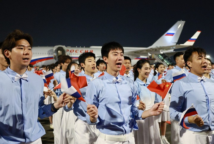 Thanh niên Trung Quốc trong lễ đón Tổng thống Putin.