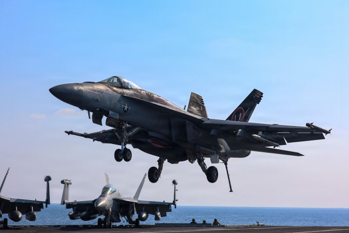 Tiêm kích F-18 hạ cánh trên tàu sân bay USS Abraham Lincoln ngày 30/1 tại biển Arab. Ảnh: US Navy