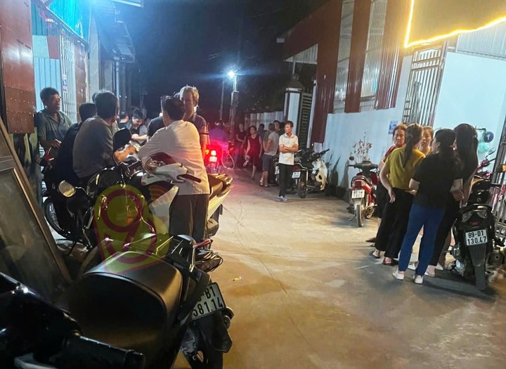 Người dân địa phương xôn xao trước sự việc nhóm học sinh gỡ diều mắc vào đường điện cao thế dẫn tới 2 em bị điện giật thương vong.