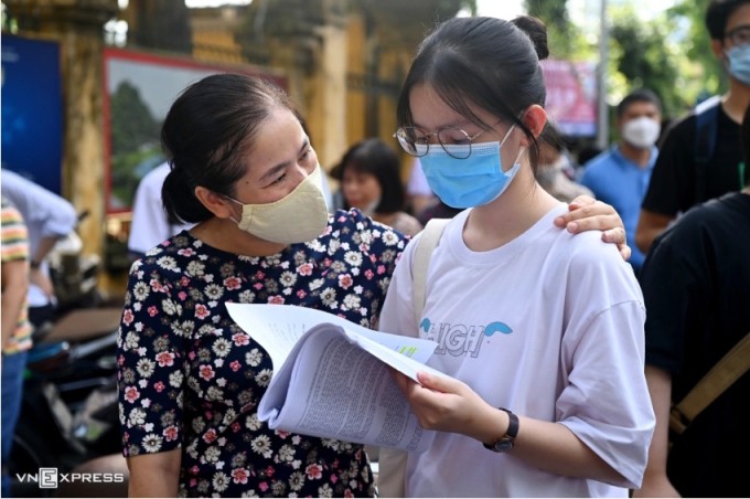 Thí sinh được mẹ động viên trong kỳ thi vào lớp 10 THPT ở Hà Nội năm 2022. Ảnh: Giang Huy