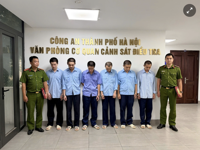 Các bị can trong đường dây. Ảnh: Công an Hà Nội