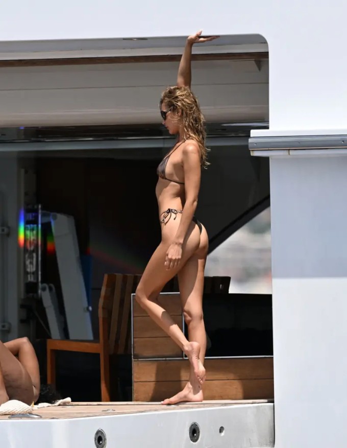 Bella Hadid tập yoga trên du thuyền - 1