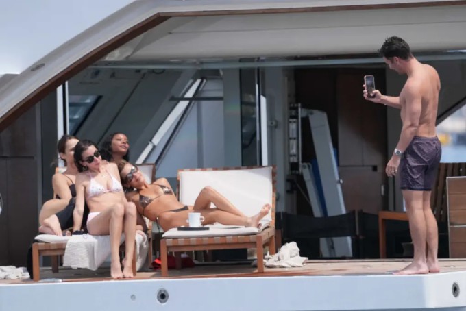 Bella Hadid tập yoga trên du thuyền - 5