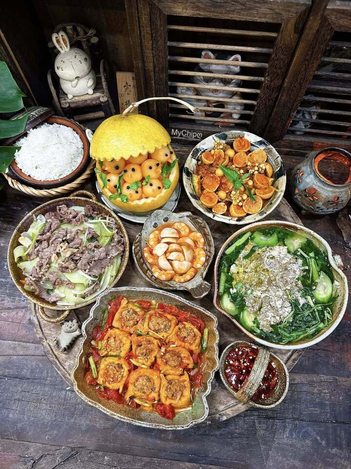 Mâm cơm có món canh cua cà pháo, đậu nhồi thịt sốt cà chua, trứng non sốt thái, su su xào bò, dưa vàng tráng miệng.