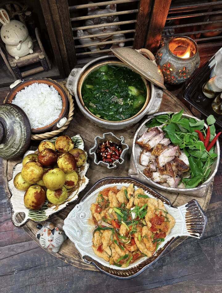 Thực đơn gồm món chả cá sốt cà chua, thịt quay, canh cua, hồng táo tráng miệng.