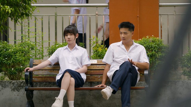 Sự xuất hiện của Tuyết Lan - cô bạn mới chuyển đến từ "phía bên kia thành phố" - khiến thế giới tưởng như bền chặt của Cương và Khuê bắt đầu xáo trộn.