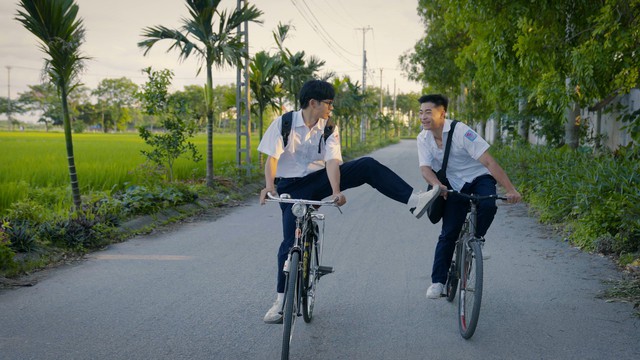 Phim xoay quanh Cương và Khuê - đôi bạn thân lớn lên ở một khu phố lao động ven đô.