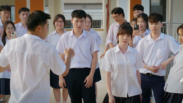 Phía bên kia thành phố chạm đến vấn đề khá gai góc về đời sống học đường, áp lực học hành và sang chấn tâm lý tuổi mới lớn.