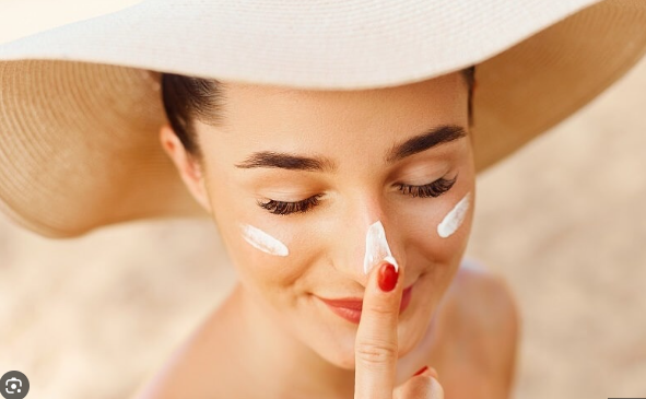 Nếu muốn tìm cách làm mờ thâm lâu năm trên mặt, hãy bắt đầu bằng việc chống nắng. Đây là bước quan trọng nhất trong mọi chu trình chăm sóc da trị thâm.