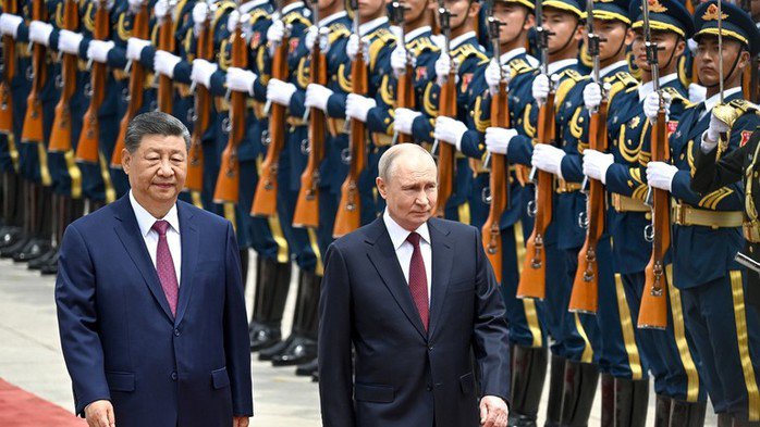 Chủ tịch Trung Quốc Tập Cận Bình đón Tổng thống Nga Vladimir Putin tại thủ đô Bắc Kinh hôm 20-5. Ảnh: SPUTNIK